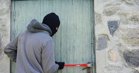 Polak okradł na Wyspach 15 domów. Potrzebował pieniędzy na ucieczkę przed służbami deportacyjnymi
