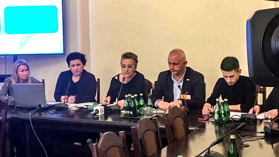 Dariusz Kołodziej (pierwszy z prawej) na konferencji w Sejmie
