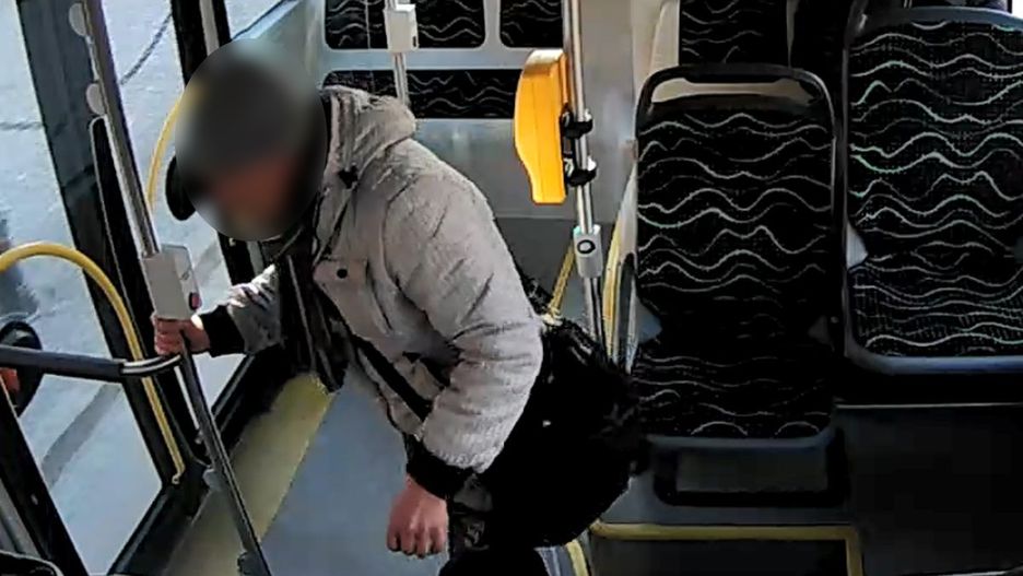 Pozostawioną torebką zainteresował się bezdomny