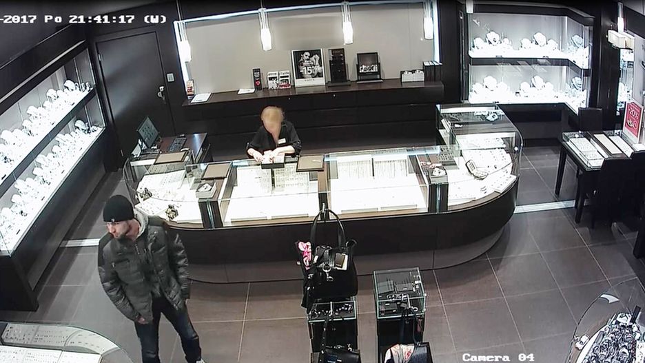 Sprawca kradzieży mógł wcześniej odwiedzać jubilera w centrum handlowym