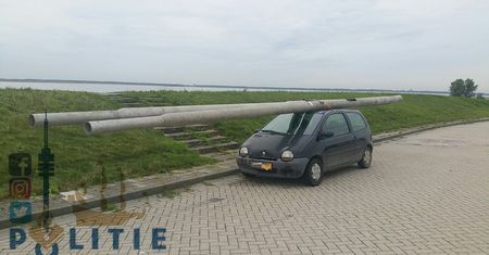 Skradzione latarnie na dachu małego renault. Kierowca nie miał prawa jazdy