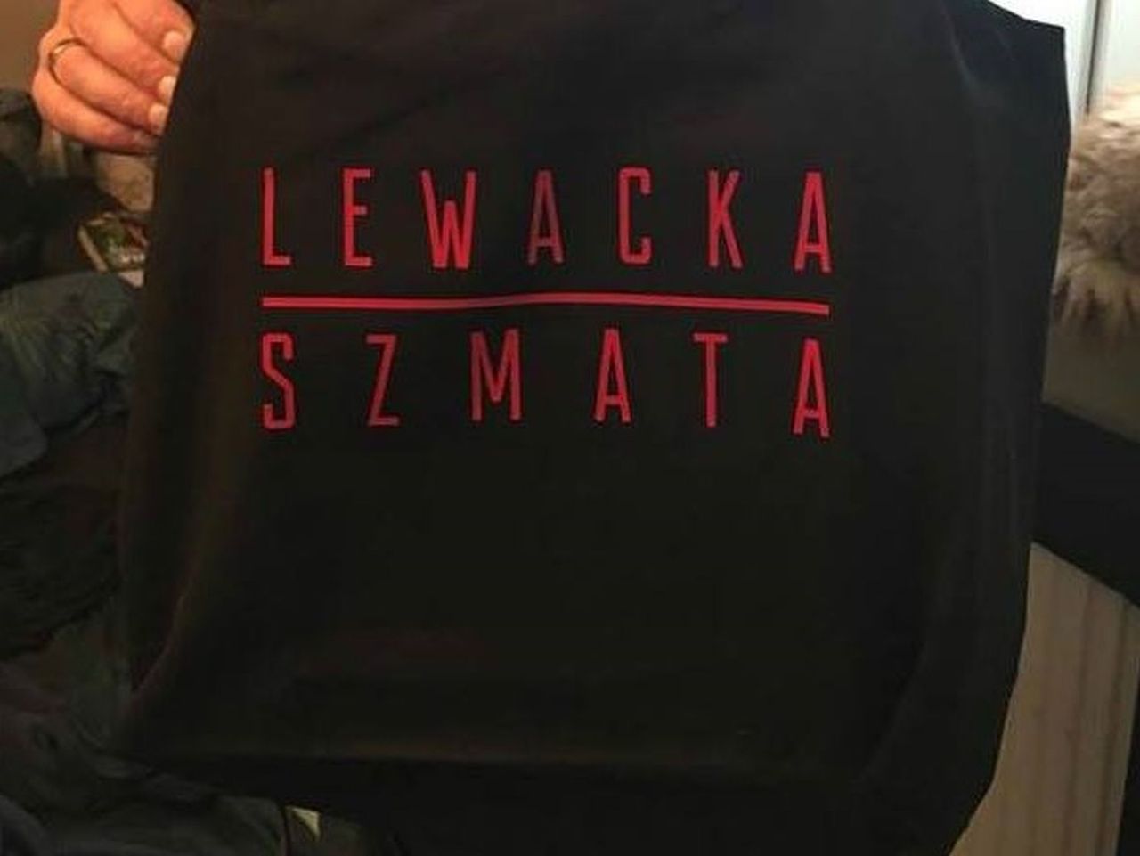 "Lewacka szmata". Odpowiedź na odzież patriotyczną