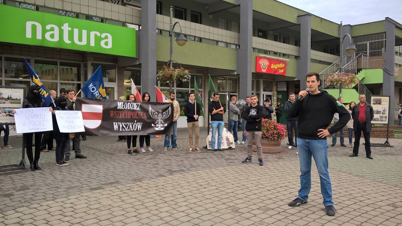 Lider Młodzieży Wszechpolskiej dyrektorem w NBP. Reklamował się rasistowskim hasłem