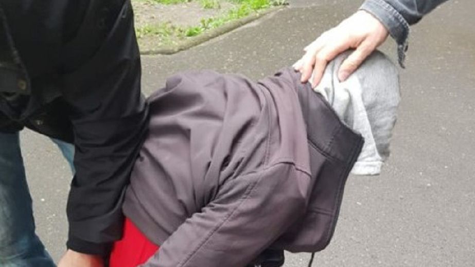 Warszawa. Policja zatrzymała mężczyzna podejrzanego o włamania i kradzieże w kilku dzielnicach stolicy. "Spiderman" kradł m.in. sztabki złota