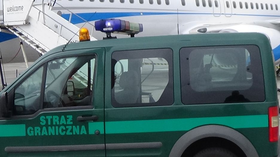 Pogranicznicy z Poznania zatrzymali złodzieja i pasażera, który awanturował się na pokładzie samolotu do Islandii