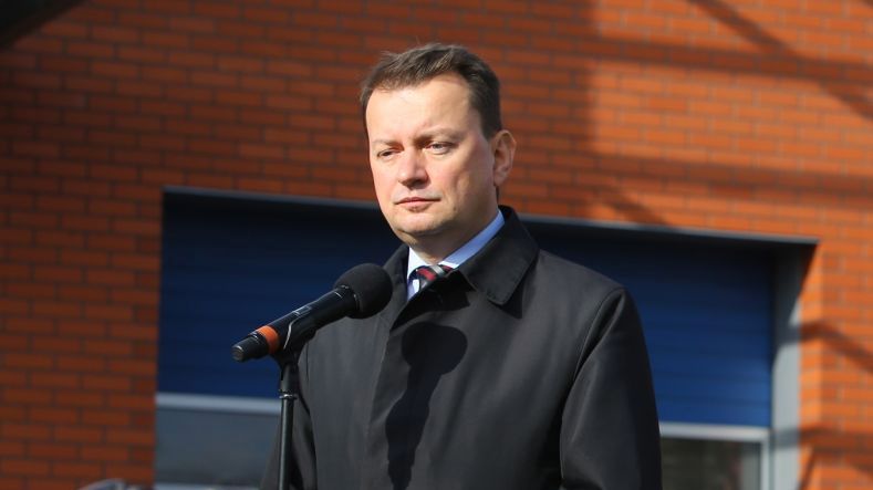 Szef MON Mariusz Błaszczak obiecał cywilnym pracownikom wojska po 300 zł podwyżki