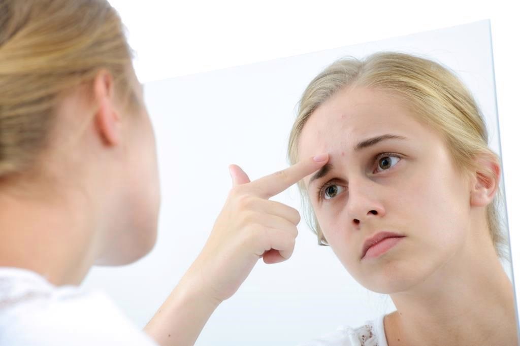 Teenage girl with mirror 