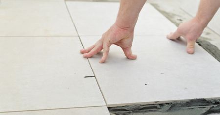 Układanie płytek ceramicznych. Jak rozpoznasz dobrego glazurnika?