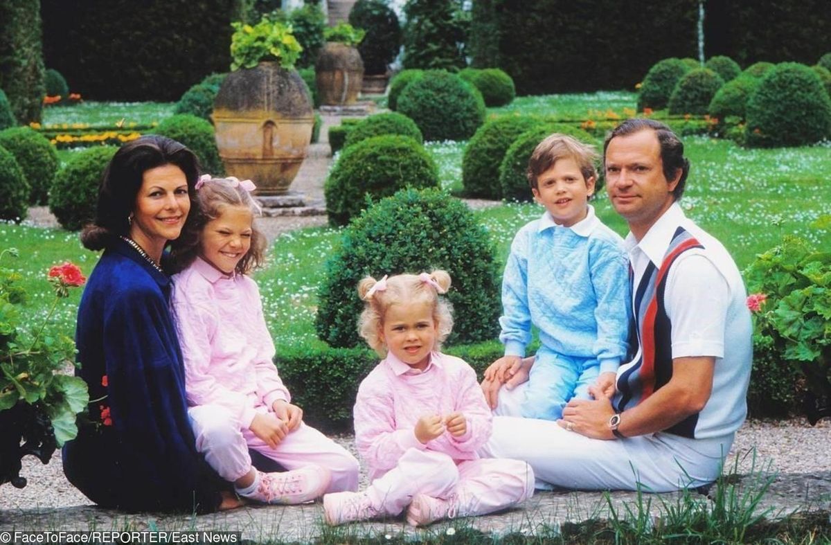 Szwedzka rodzina królewska na archiwalnym zdjęciu. Księżniczki i książę wyglądają uroczo