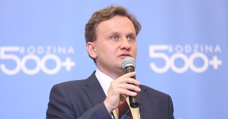 Dla Programu 500+ zmniejszył sobie pensję. Poznajcie szlachetną motywację wiceministra Marczuka