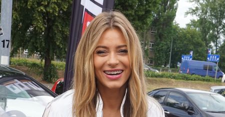Marcelina Zawadzka w łóżku w samej bieliźnie