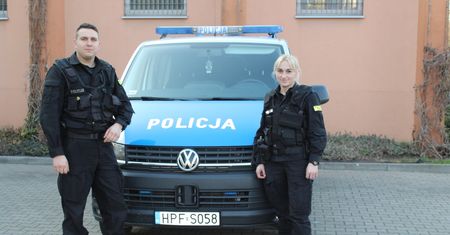 Łódzkie: Policjanci uratowali małego chłopca. Zakrztusił się lizakiem