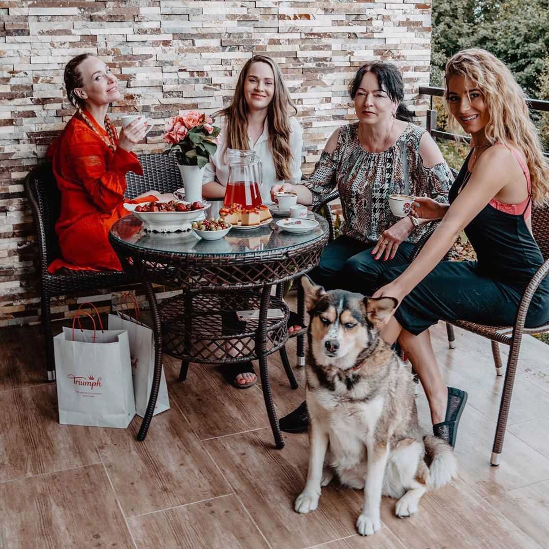 Marcelina Zawadzka z siostrami i mamą