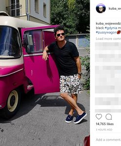 Kuba Wojewódzki zwraca uwagę na klasyki. Na Instagramie pozuje z różową nysą