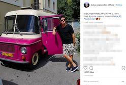 Kuba Wojewódzki zwraca uwagę na klasyki. Na Instagramie pozuje z różową nysą