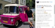 Kuba Wojewódzki zwraca uwagę na klasyki. Na Instagramie pozuje z różową nysą
