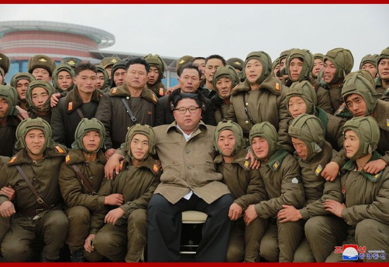 Wspólne zdjęcie Kim Dzong Una z żołnierzami 