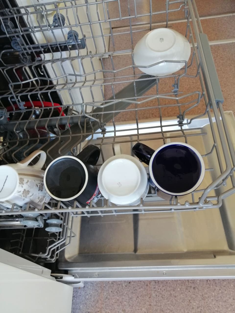 Mokre naczynia po myciu w zmywarce Fot. Genialne.pl