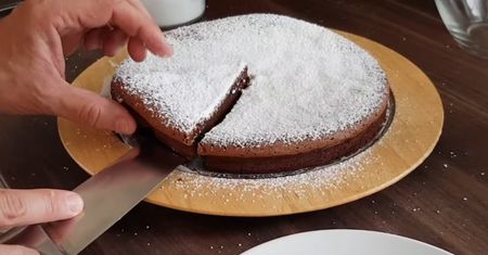 Z dwóch podstawowych składników można zrobić najbardziej puszyste czekoladowe ciasto. Nie da się łatwiej