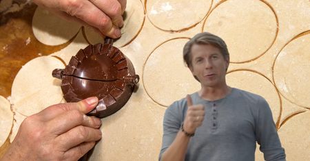 Przed i po ugotowaniu pierogi Karola Okrasy są perfekcyjne. Dodaje do nich specjalny składnik