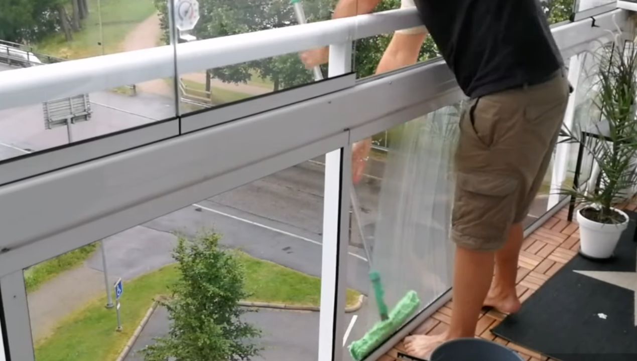 Umyj tym balkon. Szklana balustrada będzie znów nieskazitelnie czysta