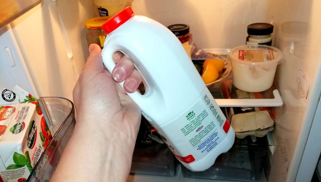 mleko w lodówce fot. genialne.pl