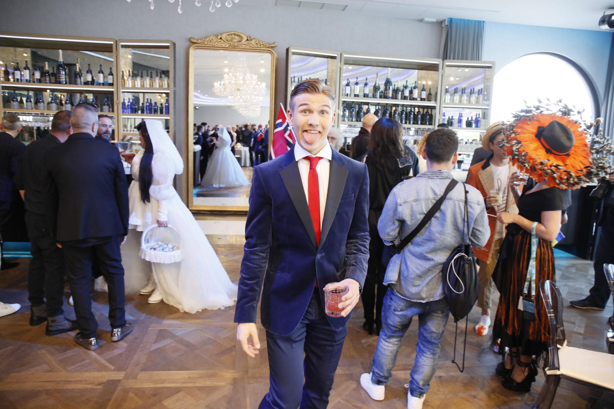 Ari Olafsson z Islandii na ceremonii otarcia Eurowizji 2018. W tle Netta z Izraela