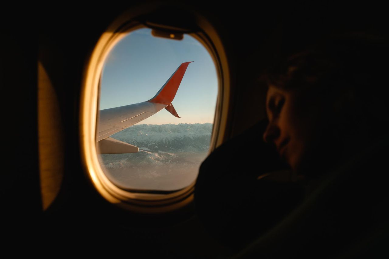 dlaczego okna w samolocie muszą być odsłonięte, fot. freepik