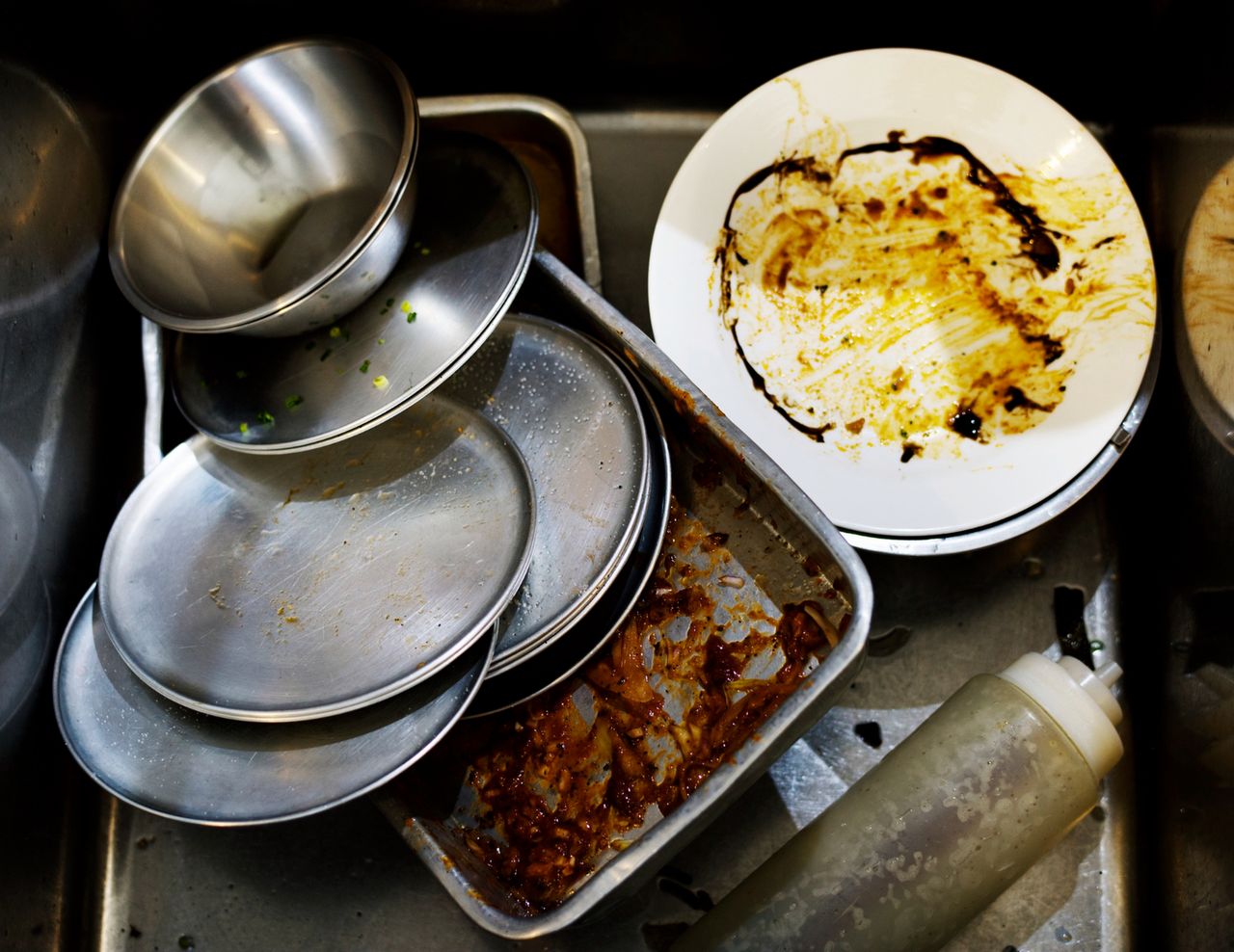 how to clean a heat-resistant dish, photo. Freepik