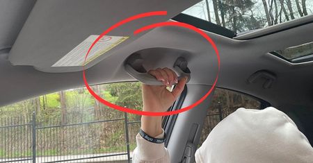 Uchwyt nad drzwiami w aucie ma bardzo ważną funkcję. Dziwi niejednego kierowcę