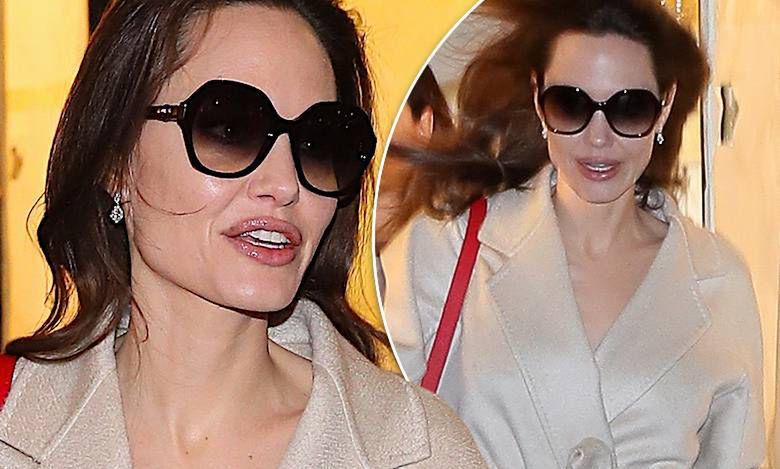 Angelina Jolie Paryż karmelowy płaszcz