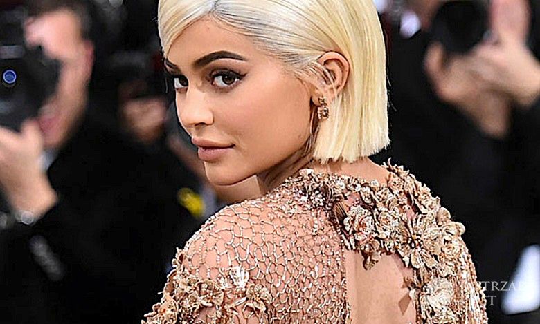 W końcu! Paparazzi przyłapali Kylie Jenner w ciąży! Sporo przytyła, a jej brzuch jest naprawdę duży!