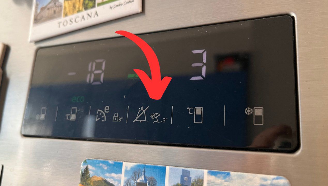 Przed urlopem koniecznie użyj tego przycisku na lodówce. Sporo zaoszczędzisz