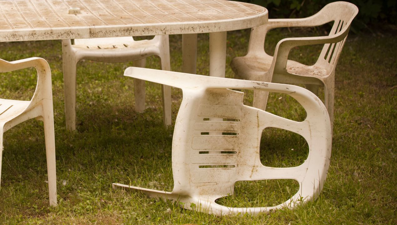 czym wyczyścić białe krzesła plastikowe fot. getty images