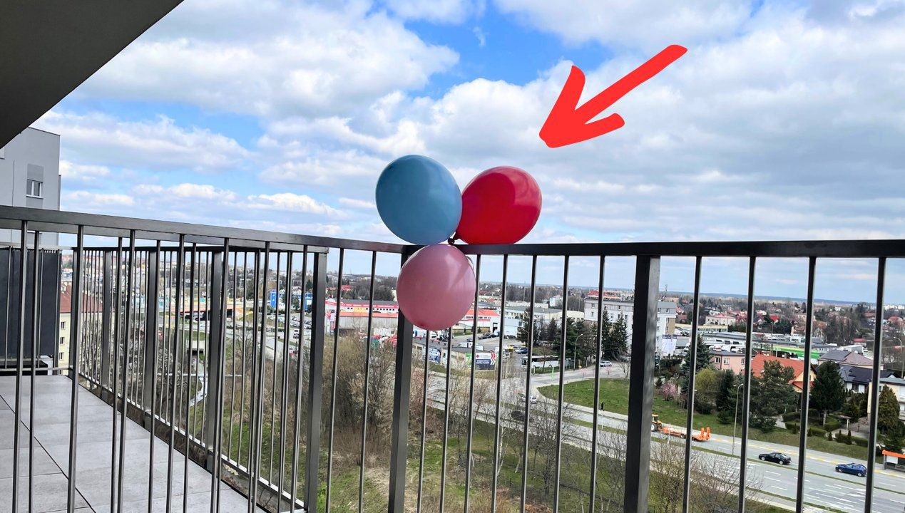 Coraz więcej osób wiesza balonik na balkonie? Rozwiązuje pewien irytujący problem