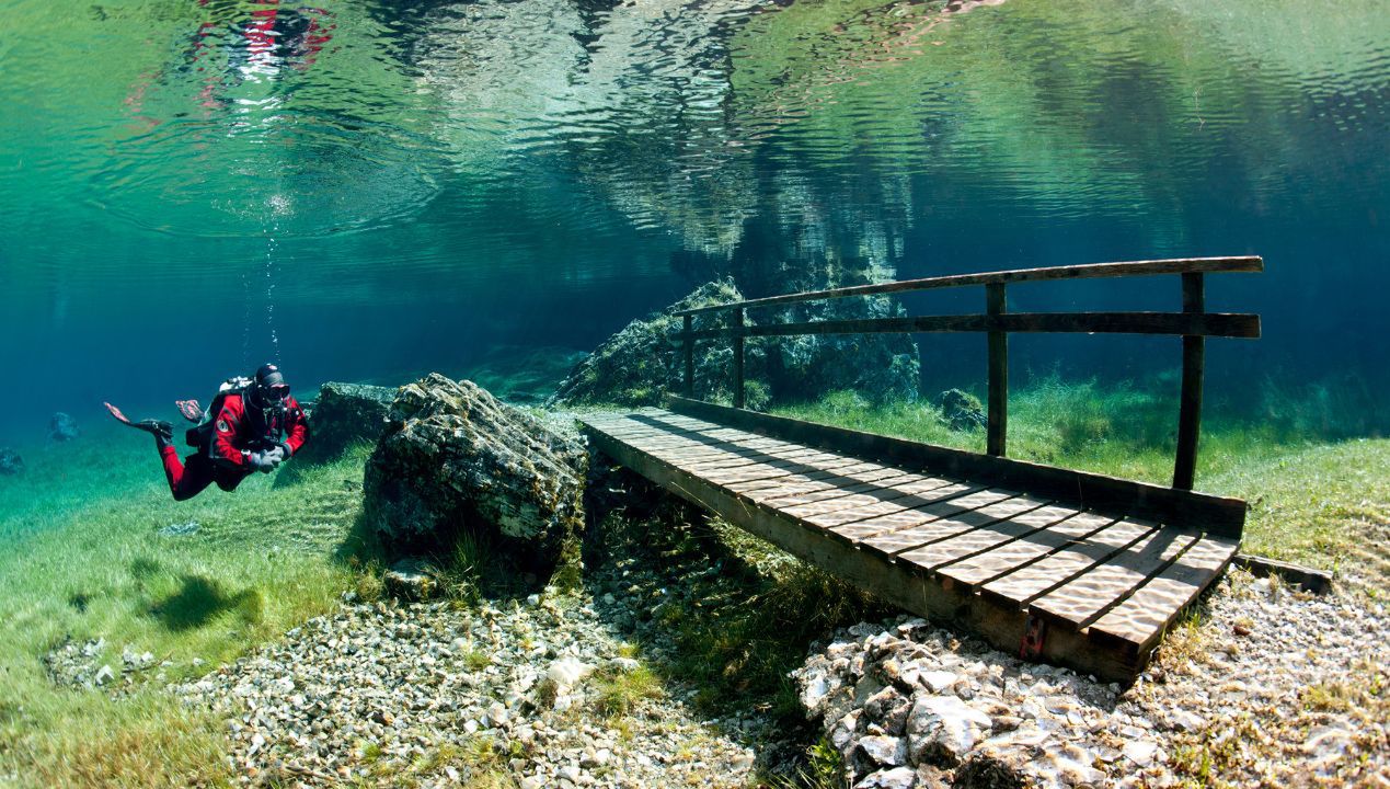 Jezioro Grüner See tylko o tej porze roku staje się rajem dla nurków!