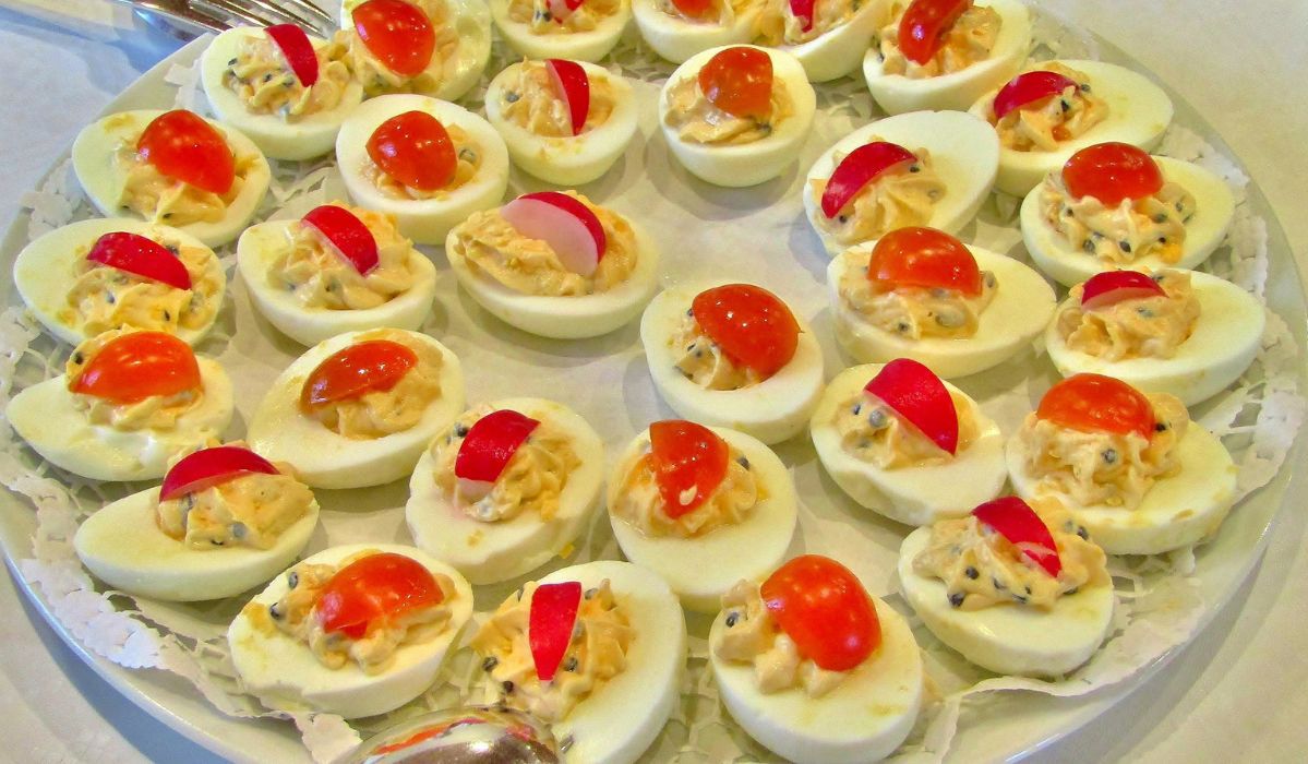 Tradycyjne przepisy na jaja faszerowane wielkanocne. Zrobią furorę na stole