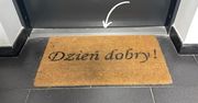 Na brudną wycieraczkę rozsypuję 1 rzecz. Po chwili jest jak nowa, więc oszczędzam na zakupie