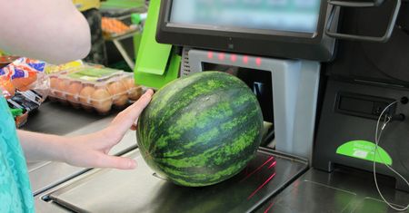 Chciała zaoszczędzić na zakupach, teraz grożą jej lata w więzieniu. Wszystko przez małe oszustwo
