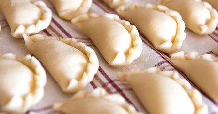 Pierogi, których prawie nie musisz zagniatać. Najłatwiejszy przepis na święta