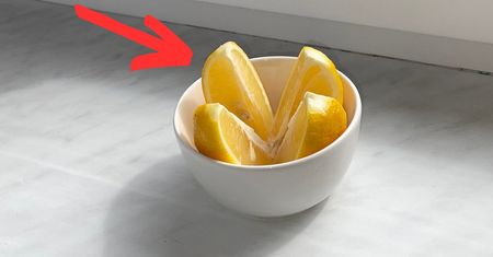Rozetnij cytrynę i postaw na oknie. Pozbędziesz się kłopotliwego zapachu