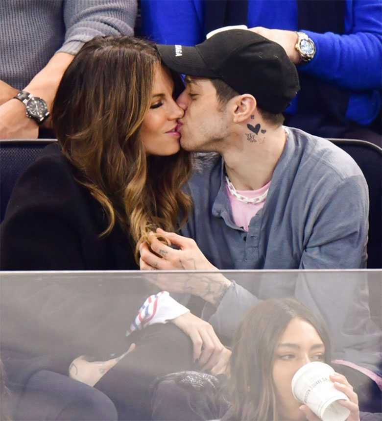 Kate Beckinsale i Pete Davidson całują się na meczu