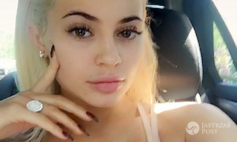 Ciężarna Kylie Jenner z odsłoniętym brzuchem prowokuje na Snapchacie! Który to już miesiąc? [WIDEO]