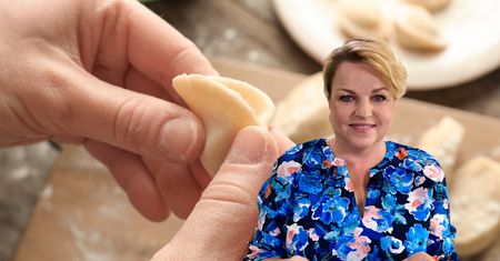 Bosacka uczy jak zrobić najszybsze ciasto na pierogi na świecie. Zagniata je w jedną minutę