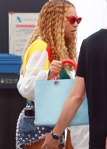 Beyonce zasłaniała brzuszek torbą na lotnisku