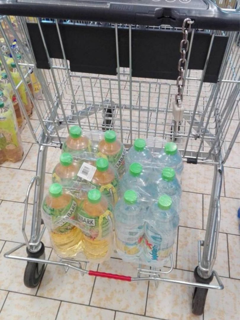 Wózek z Lidla. Miejsce na zgrzewki z piciem