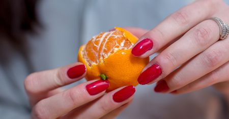 Po obraniu mandarynek, nie wyrzucaj skórki. Ma mnóstwo ukrytych zastosowań