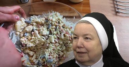 Siostra Anastazja nie robi zwykłej sałatki. Stawia na niezwykłe połączenie smaków