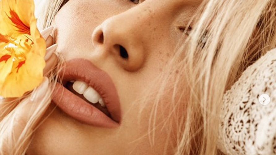 Ariana Grande na okładce brytyjskiego Vogue'a. 