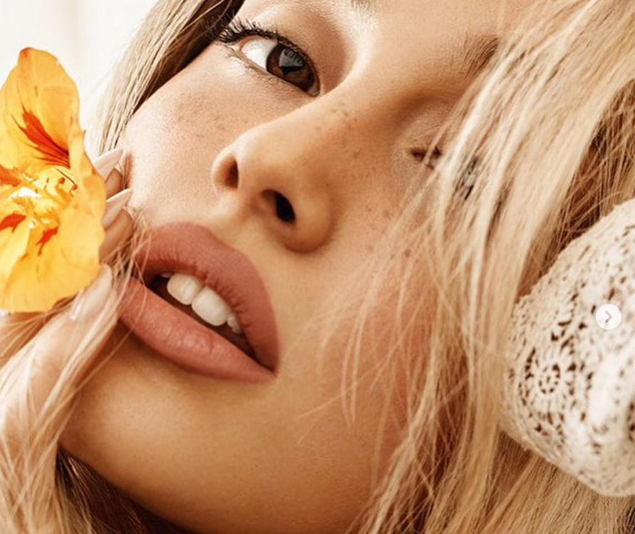 Ariana Grande na okładce brytyjskiego Vogue'a. Bez charakterystycznego kucyka 